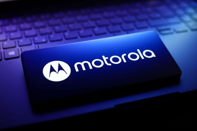 How did Motorola collapse, and how did it manage to bounce back?